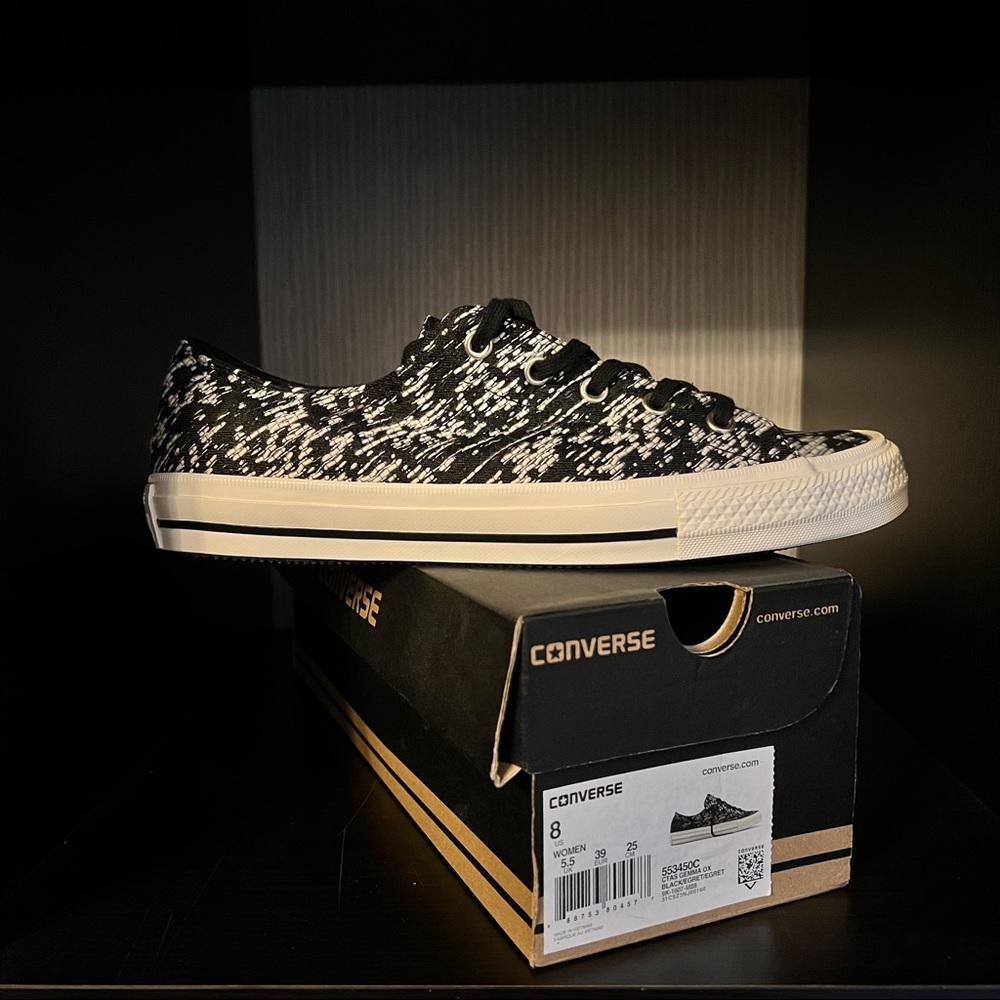 Converse sneakers size W 8